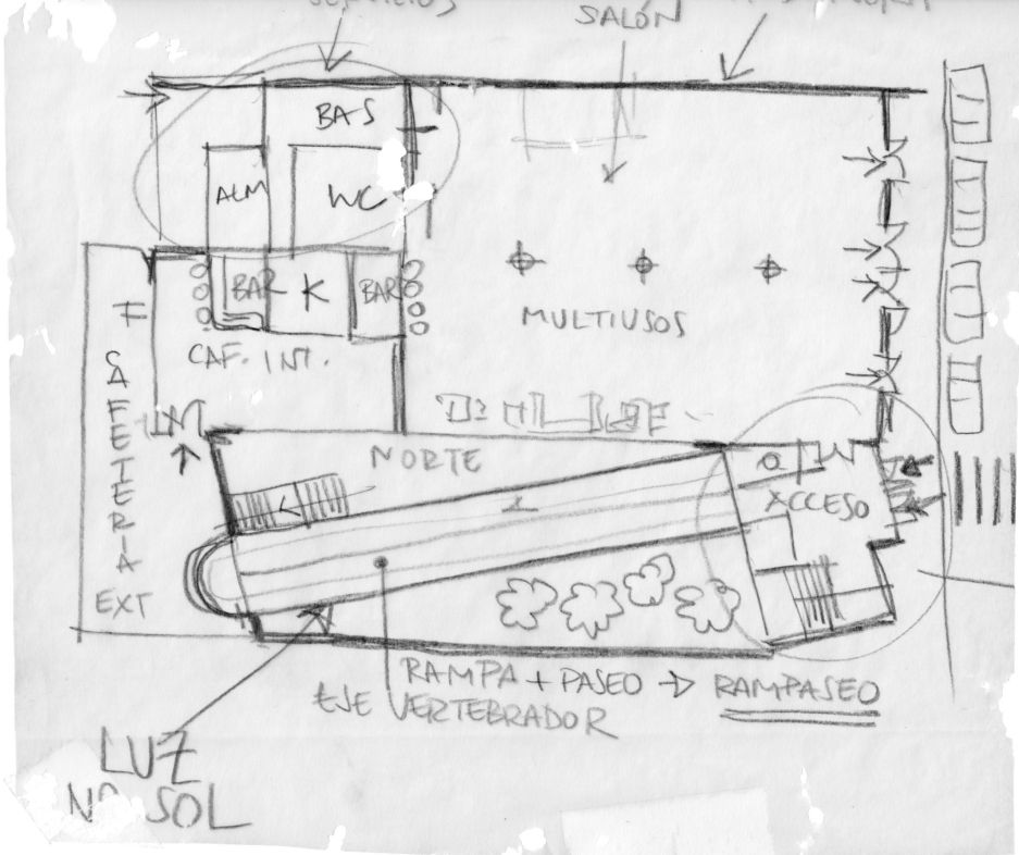 Croquis a lápiz de la planta de un centro multiusos municipal, con sala multiusos, cafetería interior y exterior, aseos, almacén y una rampa-paseo que organiza el acceso.